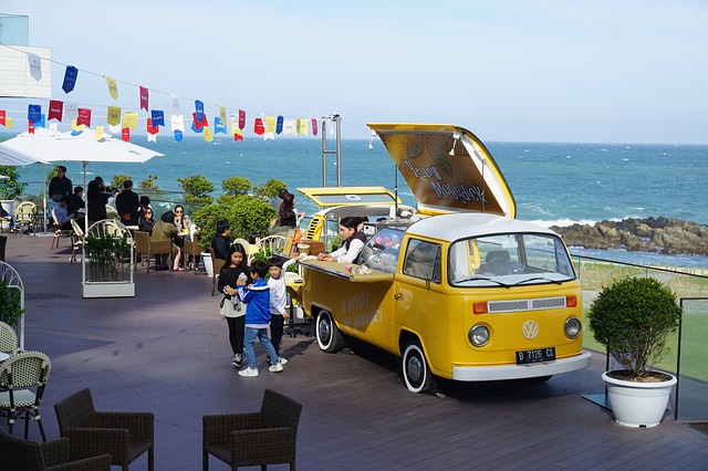 7 Restaurant Community Involvement Ideas 2 food truck serving food