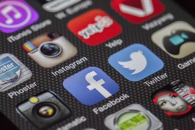 Takeaway Promotions: A Guide to Takeaway Success 2 Takeaway Marketing via Social Media in Phone
